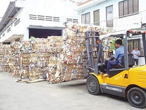 Vận chuyển giấy về nhà máy